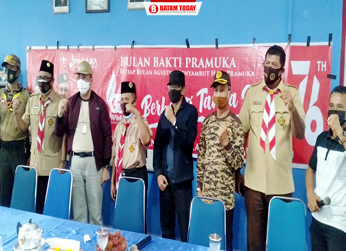 Ka. Kwarcab Pramuka H. Anwar Hasyim saat foto bersama pengurus Kwaran Pramuka Kecamatan Buru